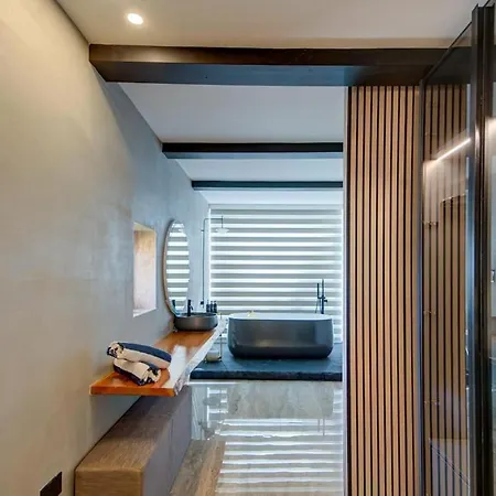 A World Of Your Own, Luxurious With Pools By 360 Estates Villa