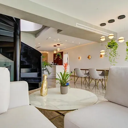 A World Of Your Own, Luxurious With Pools By 360 Estates *