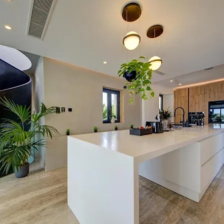 A World Of Your Own, Luxurious With Pools By 360 Estates *