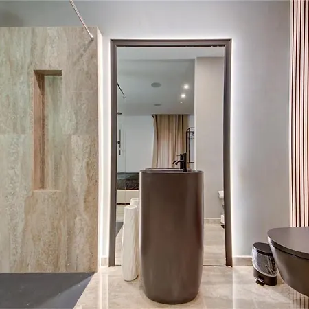 A World Of Your Own, Luxurious With Pools By 360 Estates *