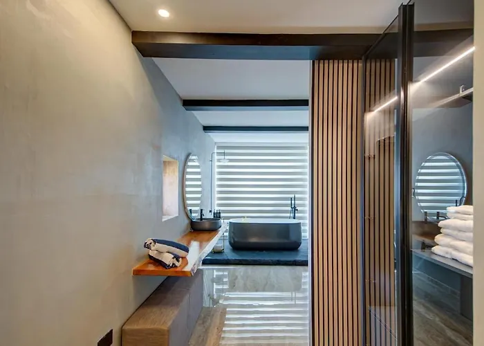 A World Of Your Own, Luxurious With Pools By 360 Estates Vila