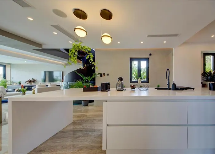 A World Of Your Own, Luxurious With Pools By 360 Estates *