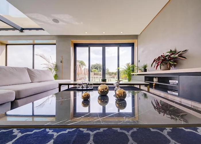 A World Of Your Own, Luxurious With Pools By 360 Estates *