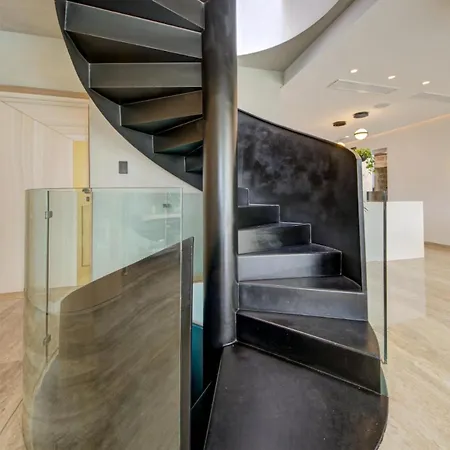 A World Of Your Own, Luxurious With Pools By 360 Estates *