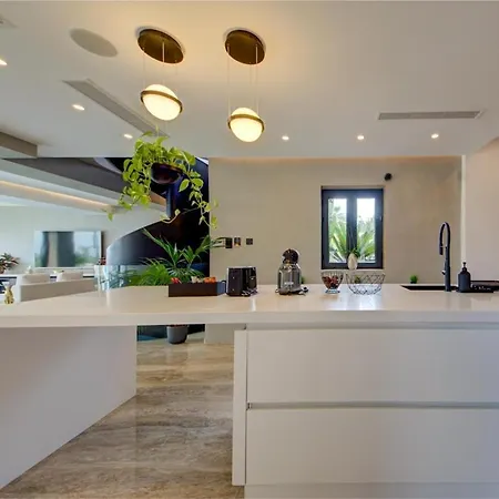 A World Of Your Own, Luxurious With Pools By 360 Estates *
