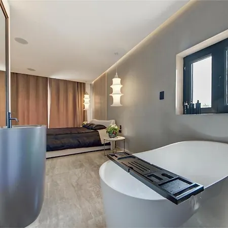 A World Of Your Own, Luxurious With Pools By 360 Estates *