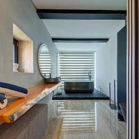 A World Of Your Own, Luxurious With Pools By 360 Estates