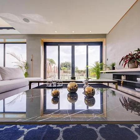 A World Of Your Own, Luxurious With Pools By 360 Estates *