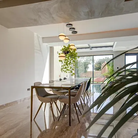 A World Of Your Own, Luxurious With Pools By 360 Estates *