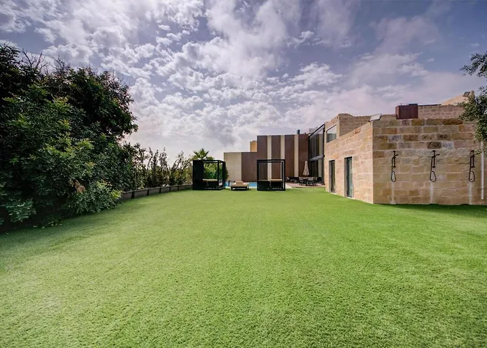 A World Of Your Own, Luxurious With Pools By 360 Estates * Il-Mizieb