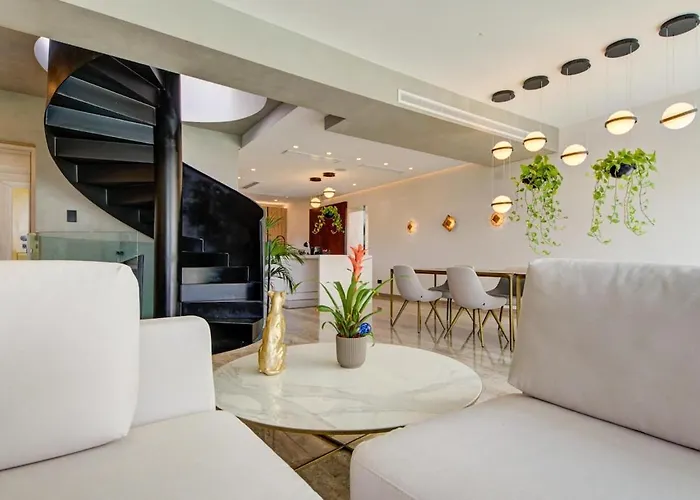 A World Of Your Own, Luxurious With Pools By 360 Estates *