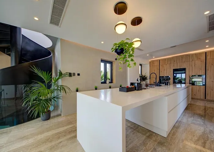 A World Of Your Own, Luxurious With Pools By 360 Estates *