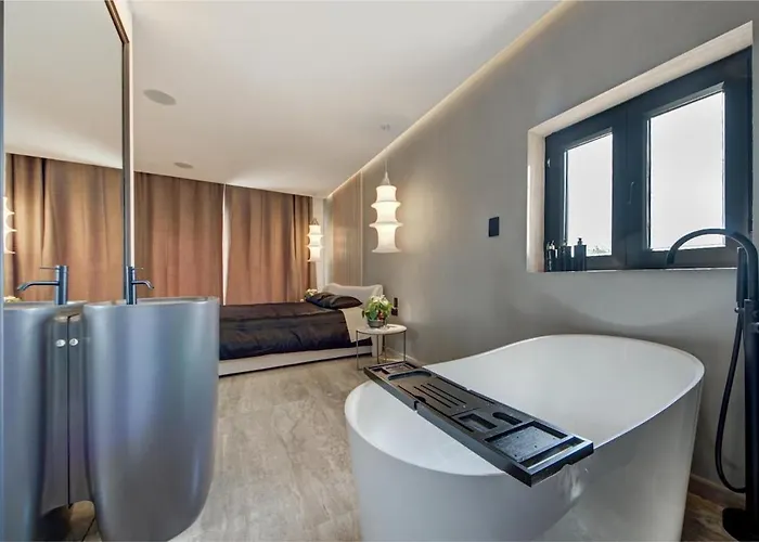 A World Of Your Own, Luxurious With Pools By 360 Estates *