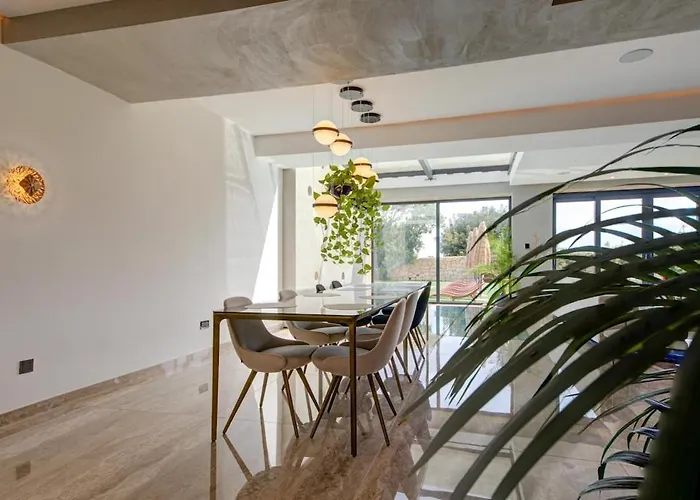 A World Of Your Own, Luxurious With Pools By 360 Estates *